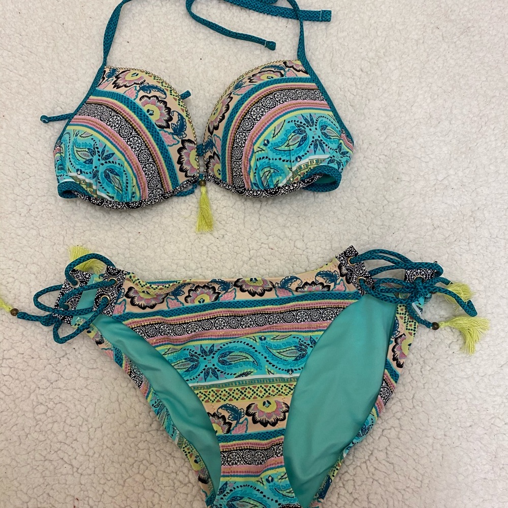 LIKE NEW. Bikini set Sz Lg/ 34D